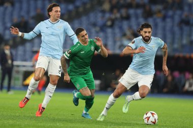 Roma, İtalya 28.11.2024: Lazio 'dan Luca Pellegrini, Ludogorets' ten Erick Marcus, Uefa Avrupa Ligi 2024-2025, beşinci gün, Uefa Avrupa Ligi 'nden Samuel Gigot, SS Lazio' ya karşı Ludogorets Razgrad arasındaki futbol maçı Roma 'daki Olimpiyat Stadyumu' nda..