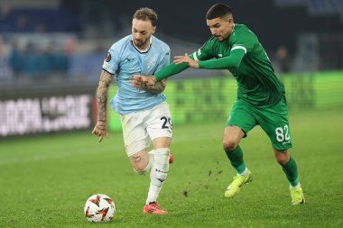 Roma, İtalya 28.11.2024: Lazio 'lu Manuel Lazzari, 2024-2025 Uefa Avrupa Ligi' nde Ludogoret 'li Ivan Yordanov, 5. gün, SS Lazio Ludogorets Razgrad' a karşı Roma Olimpiyat Stadyumu 'nda oynanan futbol karşılaşması..