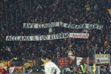 Roma, İtalya 2.12.2024: İtalya futbol şampiyonluğu sırasında Roma taraftarlarından Claudio Ranieri 'ye verilen bayrak Serie A Enilive 2024-2025 maçında AS Roma ve Atalanta Bergamasca Calcio' ya karşı Roma 'daki Stadio Olimpico' da 2 Aralık 2024 'te oynanan karşılaşma..