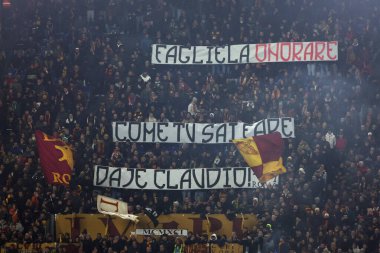 Roma, İtalya 2.12.2024: İtalya futbol şampiyonluğu sırasında Roma taraftarlarından Claudio Ranieri 'ye verilen bayrak Serie A Enilive 2024-2025 maçında AS Roma ve Atalanta Bergamasca Calcio' ya karşı Roma 'daki Stadio Olimpico' da 2 Aralık 2024 'te oynanan karşılaşma..