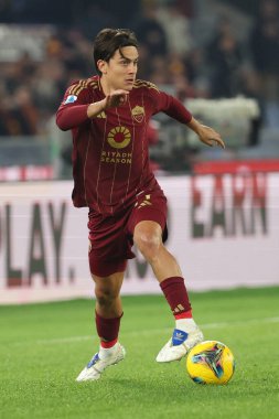 Roma, İtalya 2.12.2024: İtalyan futbol şampiyonası sırasında Paulo Dybala Serie A Enilive 2024-2025 maçında AS Roma, Atalanta Bergamasca Calcio 'ya karşı Roma' daki Stadio Olimpico 'da 2 Aralık 2024.