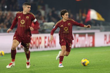 Roma, İtalya 2.12.2024: Roma 'dan Paulo Dybala, İtalya Futbol Şampiyonası' nda Roman Gianluca Mancini Serie A Enilive 2024-2025 karşılaşmasında AS Roman Atalanta Bergamasca Calcio 'ya karşı 2 Aralık 2024' te Roma 'daki Stadio Olimpico' da oynanan karşılaşma..