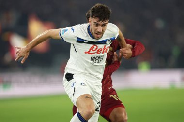 Roma, İtalya 2.12.2024: İtalyan Atalantalı Matteo Ruggeri İtalya Futbol Şampiyonası Serie A Enilive 2024-2025 maçında AS Romanlar Atalanta Bergamasca Calcio 'ya karşı 2 Aralık 2024' te Roma 'daki Stadio Olimpico' da oynanacak..