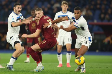 Roma, İtalya 2.12.2024: Atalanta 'dan Sead Kolasinac, Roma' dan Artem Dovbyk, İtalya futbol şampiyonası Serie A Enilive 2024-2025 maçında Atalanta Bergamasca Calcio 'ya karşı Roma' da 2 Aralık 'da Stadio Olimpico' da oynanan karşılaşma.