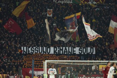 Roma, İtalya 2.12.2024: İtalya futbol şampiyonasında Banner roma taraftarları Serie A Enilive 2024-2025 maçında AS Roma, Atalanta Bergamasca Calcio 'ya karşı Roma' da 2 Aralık 2024 'te Stadio Olimpico' da oynanan karşılaşma.