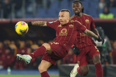 Roma, İtalya 2.12.2024: İtalyan futbol şampiyonası sırasında Romalı Angelino Serie A Enilive 2024-2025 maçında AS Roma ile Atalanta Bergamasca Calcio arasında 2 Aralık 2024 'te Roma' daki Stadio Olimpico 'da oynanan karşılaşma..