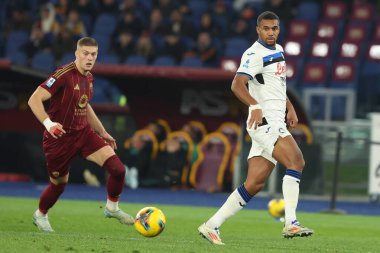 Roma, İtalya 2.12.2024: Roma 'dan Artem Dovbyk, İtalya futbol şampiyonası sırasında Atalanta' dan Isak Hien Serie A Enilive 2024-2025 Roma - Atalanta Bergamasca Calcio maçında 2 Aralık 2024 'te Roma' da Stadio Olimpico 'da.
