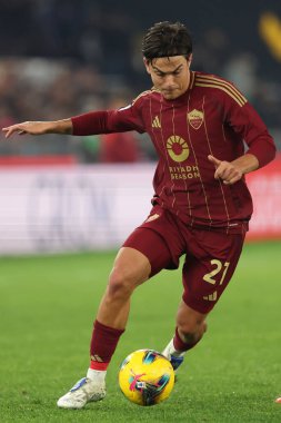 Roma, İtalya 2.12.2024: İtalyan futbol şampiyonası sırasında Paulo Dybala Serie A Enilive 2024-2025 maçında AS Roma, Atalanta Bergamasca Calcio 'ya karşı Roma' daki Stadio Olimpico 'da 2 Aralık 2024.
