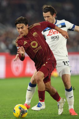 Roma, İtalya 2.12.2024: Romanlı Paulo Dybala, İtalya futbol şampiyonası sırasında Atalantalı Marten De Roon Serie A Enilive 2024-2025 Roma - Atalanta Bergamasca Calcio maçında 2 Aralık 2024 'te Roma' daki Stadio Olimpico 'da.