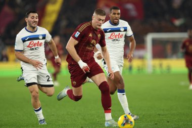 Roma, İtalya 2.12.2024: Atalanta 'dan Sead Kolasinac, Roma' dan Artem Dovbyk, İtalya futbol şampiyonası Serie A Enilive 2024-2025 maçında Atalanta Bergamasca Calcio 'ya karşı Roma' da 2 Aralık 'da Stadio Olimpico' da oynanan karşılaşma.