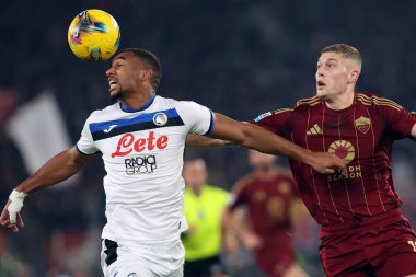 Roma, İtalya 2.12.2024: Atalanta 'dan Isak Hien, İtalya futbol şampiyonluğu sırasında Roma' dan Artem Dovbyk Serie A Enilive 2024-2025 maçında AS Roma, Atalanta Bergamasca Calcio 'ya karşı 2 Aralık 2024' te Roma 'daki Stadio Olimpico' da oynanan karşılaşma..