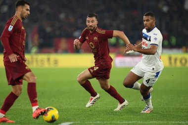 Roma, İtalya 2.12.2024: Romanlardan Bryan Cristante, İtalya futbol şampiyonası sırasında Atalanta 'dan Isak Hien Serie A Enilive 2024-2025 Roma-Atalanta Bergamasca Calcio maçında 2 Aralık 2024' te Roma 'daki Stadio Olimpico' da.