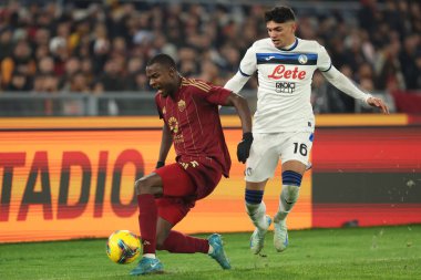 Roma, İtalya 2.12.2024: Roman Evan Ndicka, İtalyan Atalantalı Raoul Bellanova İtalya Futbol Şampiyonası Serie A Enilive 2024-2025 maçında AS Roma, Atalanta Bergamasca Calcio 'ya karşı 2 Aralık 2024' te Roma 'daki Stadio Olimpico' da oynanan karşılaşma..