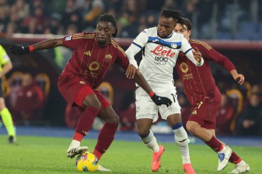 Roma, İtalya 2.12.2024: Roma 'dan Manu Kone, İtalya futbol şampiyonası sırasında Atalanta' dan Ademola Lookman Serie A Enilive 2024-2025 maçında AS Roma, Atalanta Bergamasca Calcio 'ya karşı Roma' daki Stadio Olimpico 'da 2 Aralık 2024' te oynanan karşılaşma..