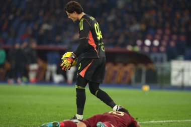 Roma, İtalya 2.12.2024: 2 Aralık 2024 'te Roma' daki Stadio Olimpico 'da oynanan Atalanta Bergamasca Calcio maçında Roma Millî Futbol Şampiyonası' nda Roma 'dan Leandro Paredes, İtalya' dan Serie A Enilive 2024-2025 karşılaşmasında Roma 'dan Mil Svilar, Roma' dan Leandro Paredes..