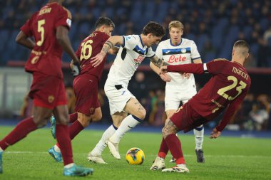 Roma, İtalya 2.12.2024: Roma 'dan Leandro Paredes, Atalanta' dan Nicolo Zaniolo, İtalya 'dan Gianluca Mancini İtalya futbol şampiyonasında Serie A Enilive 2024-2025 AS Roma' dan Atalanta Bergamasca Calcio ile Roma 'daki Stadio Olimpico' da oynanan karşılaşma. 