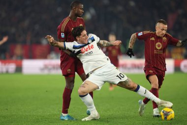 Roma, İtalya 2.12.2024: Roman Evan Ndicka, İtalyan futbol şampiyonası sırasında Atalantalı Nicolo Zaniolo Serie A Enilive 2024-2025 karşılaşmasında AS Roma, Atalanta Bergamasca Calcio 'ya karşı Roma' daki Stadio Olimpico 'da 2 Aralık 2024.