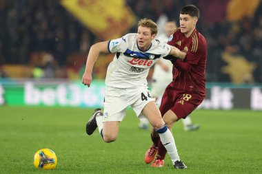 Roma, İtalya 2.12.2024: İtalyan Atalanta 'dan Marco Brescianini, İtalyan futbol şampiyonası Serie A Enilive 2025 Roma - Atalanta Bergamasca Calcio maçı sırasında 2 Aralık 2024' te Roma 'da Stadio Olimpico' da oynanan Stadio Olimpico karşılaşmasında Roman Matias Soule.