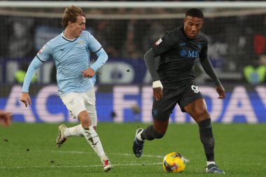 Roma, İtalya 5.12.2024: Lazio 'dan Nicolo Rovella, Napoli' den Michael Folorunsho İtalyan futbol karşılaşması Freccia Rossa Coppa Italia (İtalya Kupası) 2024-2025 SS Lazio Roma 'daki Olimpiyat stadyumunda SSC Napoli' ye karşı.