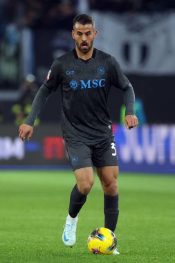 Roma, İtalya 5.12.2024: Napoli 'li Leonardo Spinazzola İtalyan futbol karşılaşması Freccia Rossa Coppa Italia (İtalya Kupası) 2024-2025 SS Lazio' nun Roma 'daki Olimpiyat stadyumunda SSC Napoli' ye açtığı karşılaşmada görülüyor.