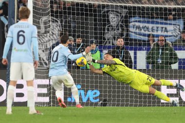 Roma, İtalya 5.12.2024: Elia Caprile İtalya 'nın Freccia Rossa Coppa Italia (İtalya Kupası) 2024-2025 SS Lazio' nun SSC Napoli 'ye karşı Roma Olimpiyat Stadyumu' nda oynadığı maçta golü kurtardı.