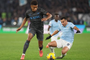 Roma, İtalya 5.12.2024: Napoli 'li David Neres, Lazio' lu Pedro İtalyan futbol karşılaşması Freccia Rossa Coppa Italia (İtalya Kupası) 2024-2025 SS Lazio Roma 'daki Olimpiyat stadyumunda SSC Napoli' ye karşı.