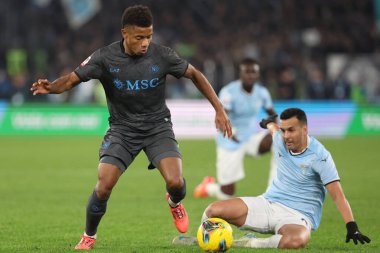 Roma, İtalya 5.12.2024: Napoli 'li David Neres, Lazio' lu Pedro İtalyan futbol karşılaşması Freccia Rossa Coppa Italia (İtalya Kupası) 2024-2025 SS Lazio Roma 'daki Olimpiyat stadyumunda SSC Napoli' ye karşı.