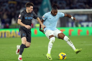 Roma, İtalya 5.12.2024: Napoli 'li Billy Gilmour, İtalyan futbolcu Tijjani Noslin Freccia Rossa Coppa Italia (İtalya Kupası) 2024-2025 SS Lazio Roma' daki Olimpiyat stadyumunda SSC Napoli 'ye karşı.