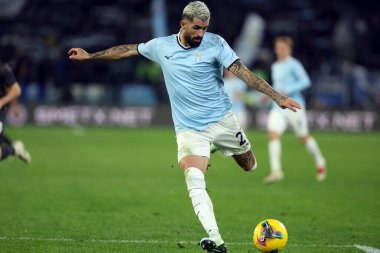 Roma, İtalya 5.12.2024: Lazio Elseid Hysaj İtalyan futbol karşılaşmasında Freccia Rossa Coppa Italia (İtalya Kupası) 2024-2025 SS Lazio ile SSC Napoli Roma Olimpiyat Stadyumu 'nda karşı karşıya.