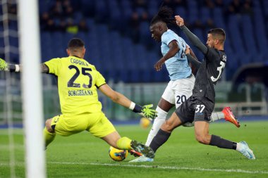 Roma, İtalya 5.12.2024: Lazio 'dan Loum Tchaouna, Napoli' den Leonardo Spinazzola İtalyan futbol karşılaşması sırasında Freccia Rossa Coppa Italia (İtalya Kupası) 2024-2025 SS Lazio 'ya karşı Roma' daki Olimpiyat stadyumunda SSC Napoli.