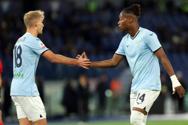 Roma, İtalya 5.12.2024: Lazio 'dan Gustav Isaksen, Lazio' dan Tijjani Noslin İtalyan futbol karşılaşması sırasında Freccia Rossa Coppa Italia (İtalya Kupası) 2024-2025 SS Lazio 'ya karşı Roma' daki Olimpiyat stadyumunda SSC Napoli.