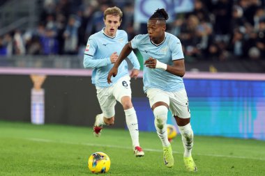 Roma, İtalya 5.12.2024: Lazio 'lu Nicolo Rovella, Lazio' lu Tijjani Noslin İtalyan futbol karşılaşması sırasında Freccia Rossa Coppa Italia (İtalya Kupası) 2024-2025 SS Lazio 'ya karşı Roma' daki Olimpiyat stadyumunda SSC Napoli.