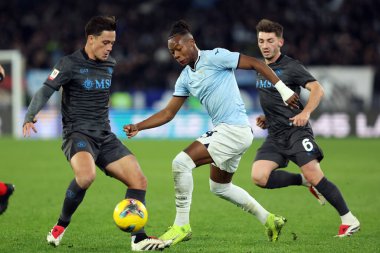 Roma, İtalya 5.12.2024: Napoli 'den Giacomo Raspadori, Lazio' dan Tijjani Noslin İtalyan futbol karşılaşması Freccia Rossa Coppa Italia (İtalya Kupası) 2024-2025 SS Lazio Roma 'daki Olimpiyat stadyumunda SSC Napoli' ye karşı.
