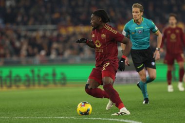 Roma, İtalya 7.12.2024: İtalyan futbol şampiyonluğu sırasında Manu Kone İtalya 'da oynanan Serie A Enilive 2024-2025 karşılaşmasında AS Roman ABD Lecce' ye karşı Roma 'da Stadio Olimpico' da oynanan karşılaşma.