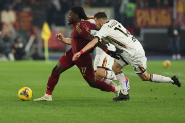 Roma, İtalya 7.12.2024: Romanlardan Manu Kone, Lecce 'den Frederic Guilbert. İtalya futbol şampiyonası sırasında Serie A Enilive 2024-2025 maçında AS Roma, ABD Lecce 'ye karşı Roma' da Stadio Olimpico 'da.