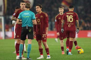 Roma, İtalya 7.12.2024: Roma 'dan Gianluca Mancini, Roma' dan Paulo Dybala İtalya futbol şampiyonası sırasında hakem Chiffi ile birlikte İtalya 'da oynanan Serie A Enilive 2024-2025 karşılaşmasında ABD' li Lecce 'ye karşı Roma' daki Stadio Olimpico Stadyumu 'nda AS Roma maçı.