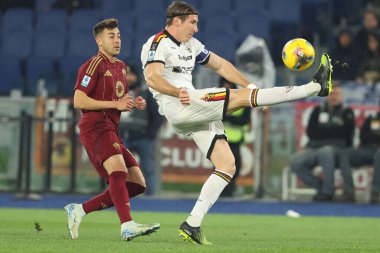 Roma, İtalya 7.12.2024: Roma 'dan Stephan El Shaarawy, İtalya futbol şampiyonası sırasında Federico Baschirotto Serie A Enilive 2024-2025 Roma-ABD' li Lecce 'ye karşı Roma Stadyumu Olimpico.