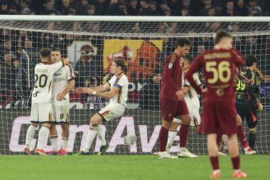 Roma, İtalya 7.12.2024: Lecce 'li Nikola Krstoviç golü attı ve İtalya futbol şampiyonası Serie A Enilive 2024-2025 maçında Roma' daki Stadio Olimpico 'da AS Roma-ABD Lecce maçında takımla birlikte kutladı..
