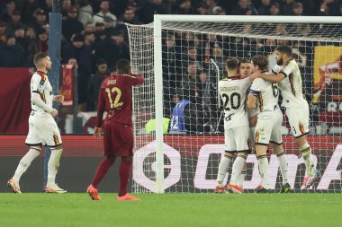 Roma, İtalya 7.12.2024: Lecce 'li Nikola Krstoviç golü attı ve İtalya futbol şampiyonası Serie A Enilive 2024-2025 maçında Roma' daki Stadio Olimpico 'da AS Roma-ABD Lecce maçında takımla birlikte kutladı..