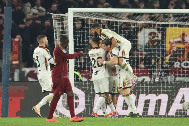 Roma, İtalya 7.12.2024: Lecce 'li Nikola Krstoviç golü attı ve İtalya futbol şampiyonası Serie A Enilive 2024-2025 maçında Roma' daki Stadio Olimpico 'da AS Roma-ABD Lecce maçında takımla birlikte kutladı..