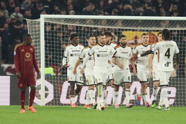 Roma, İtalya 7.12.2024: Lecce 'li Nikola Krstoviç golü attı ve İtalya futbol şampiyonası Serie A Enilive 2024-2025 maçında Roma' daki Stadio Olimpico 'da AS Roma-ABD Lecce maçında takımla birlikte kutladı..