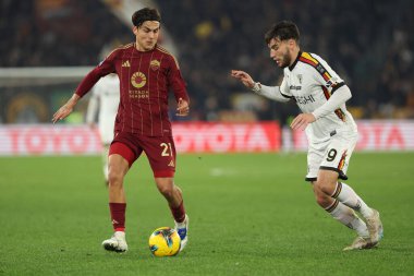 Roma, İtalya 7.12.2024: Roma 'dan Paulo Dybala, İtalya' dan Gaby Jean Lecce İtalya futbol şampiyonasında Serie A Enilive 2024-2025 Roma-ABD 'li Lecce' ye karşı Roma 'daki Stadio Olimpico' da oynanan karşılaşma.