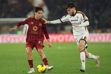 Roma, İtalya 7.12.2024: Roma 'dan Paulo Dybala, İtalya' dan Gaby Jean Lecce İtalya futbol şampiyonasında Serie A Enilive 2024-2025 Roma-ABD 'li Lecce' ye karşı Roma 'daki Stadio Olimpico' da oynanan karşılaşma.
