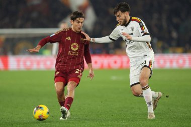 Roma, İtalya 7.12.2024: Roma 'dan Paulo Dybala, İtalya' dan Gaby Jean Lecce İtalya futbol şampiyonasında Serie A Enilive 2024-2025 Roma-ABD 'li Lecce' ye karşı Roma 'daki Stadio Olimpico' da oynanan karşılaşma.