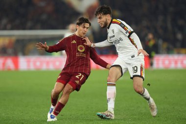 Roma, İtalya 7.12.2024: Roma 'dan Paulo Dybala, İtalya' dan Gaby Jean Lecce İtalya futbol şampiyonasında Serie A Enilive 2024-2025 Roma-ABD 'li Lecce' ye karşı Roma 'daki Stadio Olimpico' da oynanan karşılaşma.