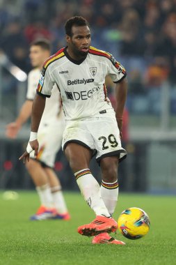 Roma, İtalya 7.12.2024: İtalya Futbol Şampiyonası sırasında Lecce 'nin Lassana Coulibaly' si Serie A Enilive 2024-2025 Roma - ABD Lecce 'ye karşı Roma' daki Stadio Olimpico maçında.