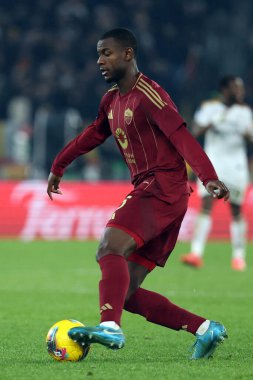 Roma, İtalya 7.12.2024: İtalyan futbol şampiyonluğu sırasında Roman Evan Ndicka Serie A Enilive 2024-2025 Roma-ABD Lecce maçı Roma 'daki Stadio Olimpico' da.