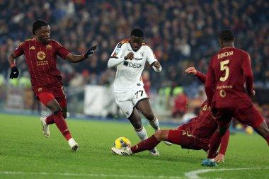 Roma, İtalya 7.12.2024: Roma 'dan Manu Kone, İtalya futbol şampiyonasında Lecce' den Mohamed Kaba Serie A Enilive 2024-2025 Roma-ABD 'li Lecce maçında Roma' daki Stadio Olimpico 'da.