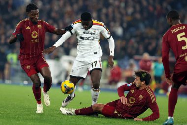 Roma, İtalya 7.12.2024: Roma 'dan Manu Kone, Lecce' den Mohamed Kaba, İtalya futbol şampiyonası sırasında Roma 'dan Mats Hummels of Roman Serie A Enilive 2024-2025 karşılaşmasında AS Romanlar Roma' daki Stadio Olimpico 'da ABD Lecce' ye karşı.
