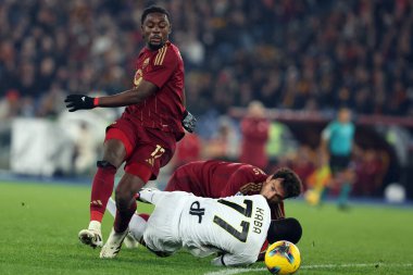 Roma, İtalya 7.12.2024: Roma 'dan Manu Kone, Lecce' den Mohamed Kaba, İtalya futbol şampiyonası sırasında Roma 'dan Mats Hummels of Roman Serie A Enilive 2024-2025 karşılaşmasında AS Romanlar Roma' daki Stadio Olimpico 'da ABD Lecce' ye karşı.